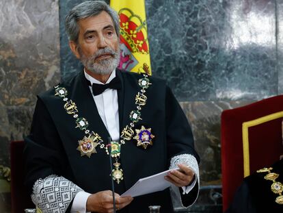 Carlos Lesmes, a la izquierda, interviene ante el Rey en el acto de apertura del año judicial, este miércoles en la sede del Tribunal Supremo, en Madrid.