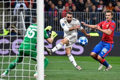 El jugador del Real Madrid, Dani Carvajal, dispara a puerta ante el jugador del CSKA Ivan Oblyakov.