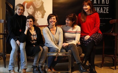 De izquierda a derecha, Carme Pla, Marta P&eacute;rez, Rosa G&oacute;miz, &Aacute;gata Roca y Mamen Duch, de la compa&ntilde;&iacute;a T de Teatre.