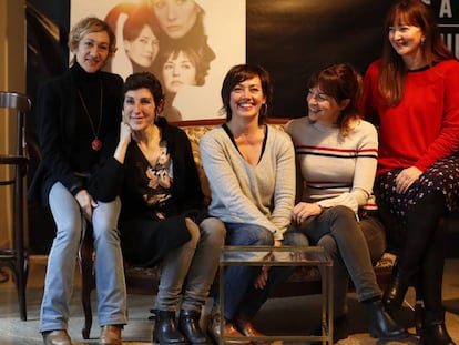 De izquierda a derecha, Carme Pla, Marta P&eacute;rez, Rosa G&oacute;miz, &Aacute;gata Roca y Mamen Duch, de la compa&ntilde;&iacute;a T de Teatre.
