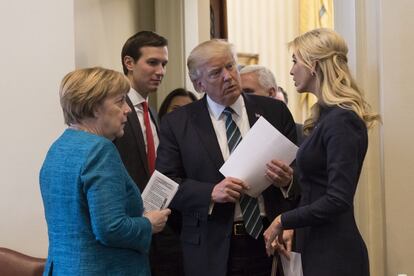 El presidente Donald Trump habla con la canciller alemana Angela Merkel el 17 de marzo de 2017 en la Oficina Oval externa, junto con los asesores de la Casa Blanca Jared Kushner e Ivanka Trump, en la Casa Blanca.