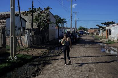 Miriam González camina de vuelta a su casa tras ducharse en la de su tía, antes de partir hacia un ensayo general en el teatro del centro cultural Juan de Salazar. En El Bañado las familias viven muy cerca, y se ayudan con las pequeñas dificultades cotidianas, como la ausencia de servicios o los cortes del agua.