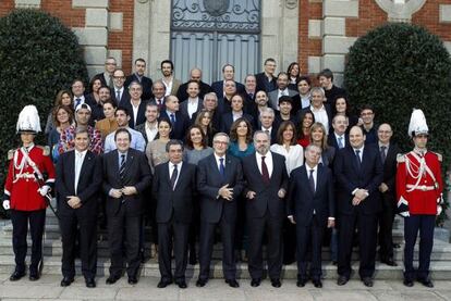 El alcalde de Barcelona, Xavier Tr&iacute;as (en la primera fila, cuarto por la izquierda), entre Augusto Delk&aacute;der, presidente de PRISA Radio e Ignacio Polanco, presidente del Grupo PRISA, a su lado, Javier God&oacute;, presidente de La Vanguardia.