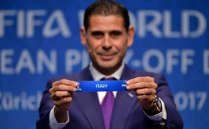 Fernando Hierro tras abrir la bola de Italia en el sorteo de la repesca.