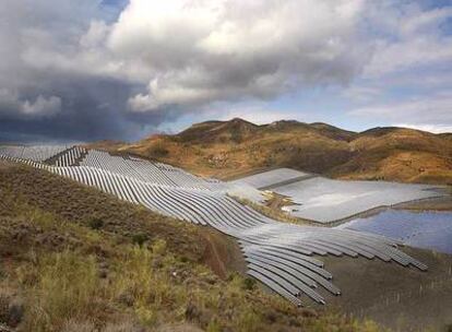 Vista de una planta solar fotovoltaica en la localidad almeriense de Lucainena de las Torres, inaugurada en septiembre pasado.