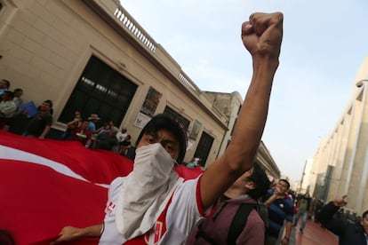 Un manifesante alza el brazo durante las protestas en Lima.