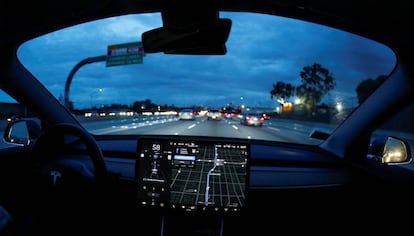 Un Model 3 de Tesla circulando con el modo autónomo en Los Ángeles.