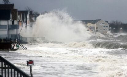 Ondas de choque sobre casas a lo largo de la costa en Milford, Connecticut 29 de octubre de 2012