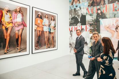 Marta Ortega, presidenta de Inditex, visita la exposición el pasado 15 de noviembre de 2022. En una de las salas se exponen algunas de las portadas que firmó el fotógrafo para 'Vogue Italia'.