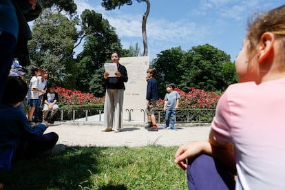 La directora de EL PAÍS, Pepa Bueno, durante la yincana literaria. 