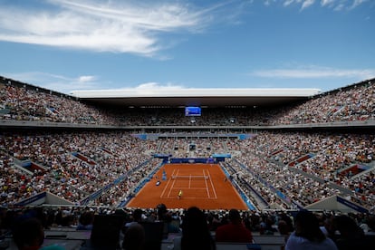  Fotografía general del enfrentamiento del tenista español Rafael Nadal y el húngaro Marton Fucsovics en la primera ronda individual masculina de los Juegos Olímpicos de París 2024 en la pista Philippe-Chatrier del complejo de tenis Roland Garros, este domingo en París, Francia.
