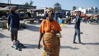 Una vendedora de pescado posa en la playa de Han, en Dakar.