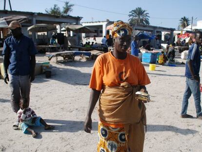 Una vendedora de pescado posa en la playa de Han, en Dakar.