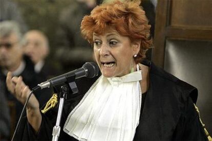 La fiscal Ilda Boccassini gesticula durante su discurso en el proceso que se sigue contra Berlusconi en Milán.