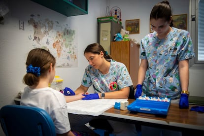 Una niña se somete a una prueba cutánea de alergias en el Hospital Universitario de Móstoles.