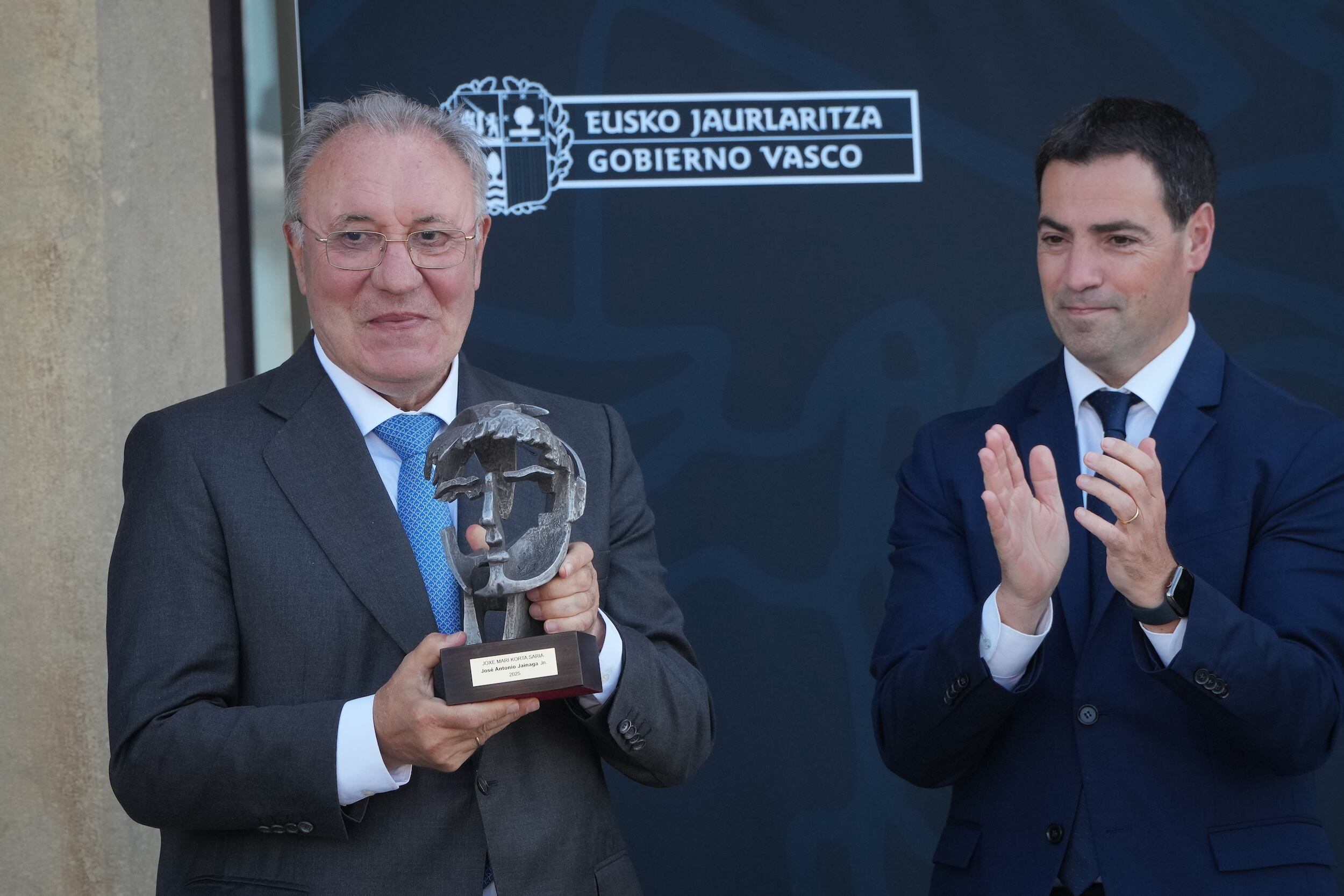 El presidente de Sidenor, José Antonio Jainaga, recibió la semana pasada en San Sebastián el Premio Joxe Mari Korta de manos del lehendakari Imanol Pradales.
