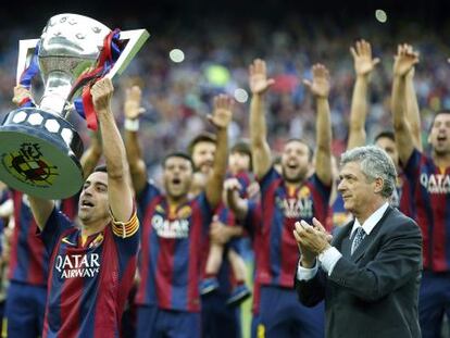 Xavi Hern&aacute;ndez, excapit&aacute;n del F.C. Barcelona, levanta el t&iacute;tulo de Liga de la temporada 2014/15.