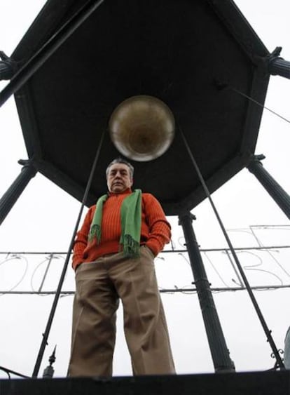 Jesús López-Terradas, bajo la bola del reloj de la Puerta del Sol.