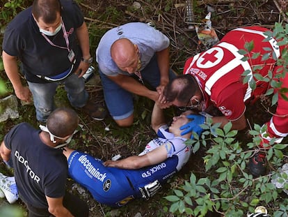 El ciclista Remco Evenepoel es atendido tras la caída.