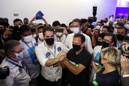 Os governadores Eduardo Leite e João Doria se cumprimentam durante evento de votação das prévias do PSDB em Brasília, neste domingo.