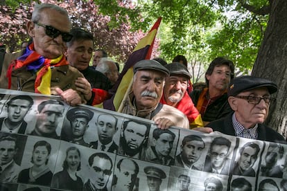 Familiares de soldados de La Nueve, en la inauguración de un jardín en Madrid en homenaje a esta compañía, en abril de 2017.