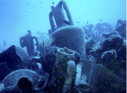 Los arqueólogos de la Universidad de Chipre esperan obtener nuevos datos sobre la vida económica del Mediterráneo oriental en el siglo IV a. C. mediante el estudio de las 500 ánforas vinarias y los demás restos del naufragio de Mazotos, un pecio situado al sureste de la isla.