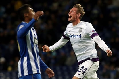 El jugador del Austria Viena Roman Kienast celebra un gol.