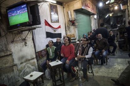 Aficionados de Egipto observan el partido contra Ghana en una cafetería de El Cairo.