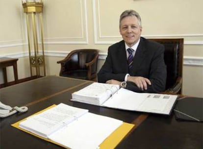 Peter Robinson, en su despacho del Parlamento.