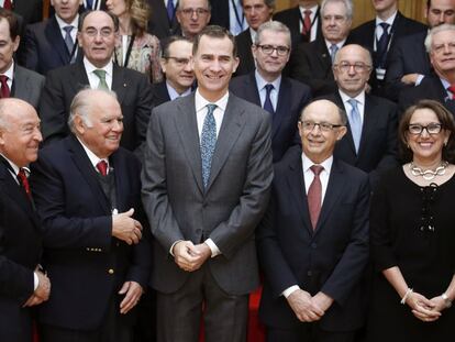 El rey Felipe posa para la foto de familia acompañado entre otros por ministro de Hacienda, Cristóbal Montoro, y la secretaria general iberoamericana, Rebeca Grynspan.