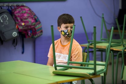 Un niño sentado en su pupitre en la escuela Catalònia, en Sant Martí, Barcelona.