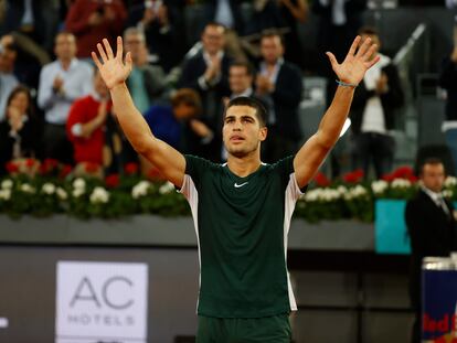 Alcaraz celebra su victoria contra Basilashvili en la Caja Mágica de Madrid