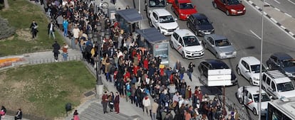 Una parte de la cola, en la Plaza de España de Madrid, formada por hasta 7.000 personas.