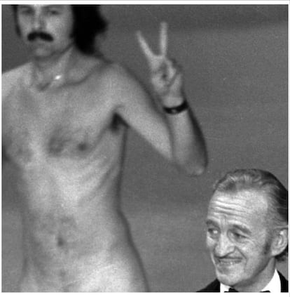 David Niven, interrumpido en 1974 por el activista Robert Opel corriendo desnudo por el escenario. 