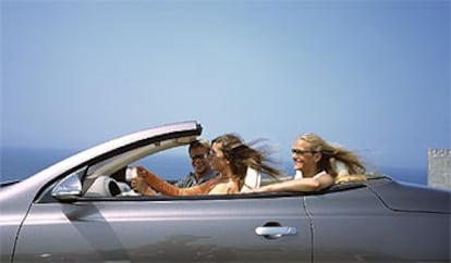 Los coches descapotables permiten disfrutar la conducción al aire libre sintiendo la brisa en la cara y con el cielo como único techo.