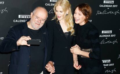 Peter Lindberg, Nicole Kidman y Uma Thurman, en la presentación del Calendario Pirelli en París.