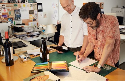 Miquel Capo (izquierda) y Xavier Bas, en su estudio en Barcelona en mayo.