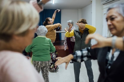 Taller de sevillanas en el Residencial Santa  Clara, en Málaga.