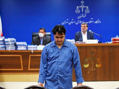 Ruhollah Zam en una de las sesiones del juicio en que fue condenado a muerte.