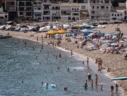 Turistas y bañistas en la playa de Sa Riera en Begur, Costa Brava.