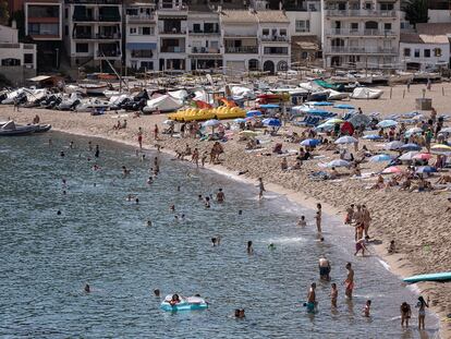 Turistas y bañistas en la playa de Sa Riera de Begur, a principios de este mes de agosto.