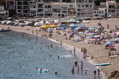 Turistas y bañistas en la playa de Sa Riera en Begur, Costa Brava.