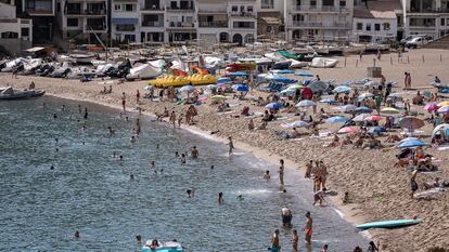 Turistas y bañistas en la playa de Sa Riera en Begur, Costa Brava.