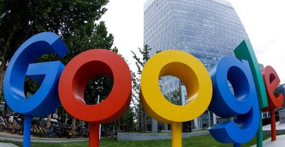 Logo de google en sus oficinas de Pekin. 