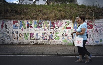 Dos mujeres pasean por una calle de Navelgas, el viernes 28 de julio de 2017.