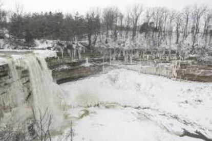Vista general del área natural protegida conocida como Lower Falls, parcialmente congelada durante el vórtice polar que azota Canadá, hoy, martes 21 de enero de 2014, cerca de la localidad de Hamilton, en Ontario (Canadá).