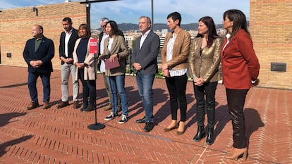 De izquierda, los alcaldes del PSC y ahora candidatos Carles Ruiz (Viladecans), Ruben Guijarro (Badalona), Núria Marín (L'Hospitalet), Antonio Balmón (Cornellà), Núria Parlon (Santa Coloma), Jaume Collboni (Barcelona), Filo Cañete (Sant Adrià), Gemma Badia (Gavà) y Maria Miranda (Castelldefels).