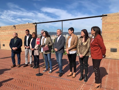 De izquierda, los alcaldes del PSC y ahora candidatos Carles Ruiz (Viladecans), Ruben Guijarro (Badalona), Núria Marín (L'Hospitalet), Antonio Balmón (Cornellà), Núria Parlon (Santa Coloma), Jaume Collboni (Barcelona), Filo Cañete (Sant Adrià), Gemma Badia (Gavà) y Maria Miranda (Castelldefels).