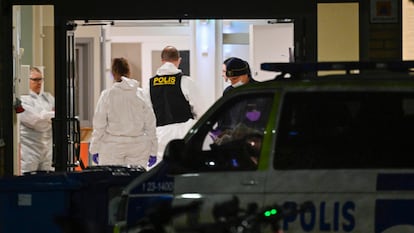 Agentes de polica investigan en el centro educativo de la ciudad de ?rebro tras el tiroteo, este martes. 