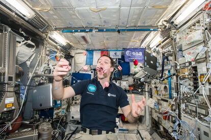 En la imagen, el astronauta francés Thomas Pesquet aparece haciendo malabares y comiendo 'macarons' —especialmente modificados para el consumo en el espacio— por el chef francés de pastelería Pierre Herme, a bordo de la Estación Espacial Internacional.